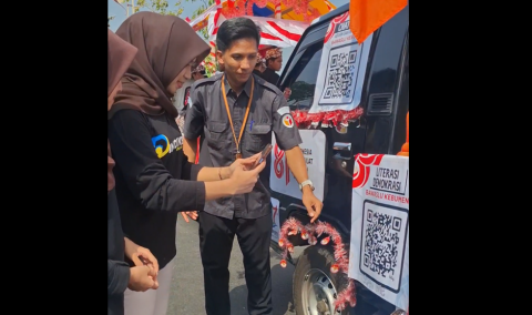 Staff Bawaslu Kebumen kenalkan Barcode Literasi Digital Koleksi E-book Bawaslu Kebumen