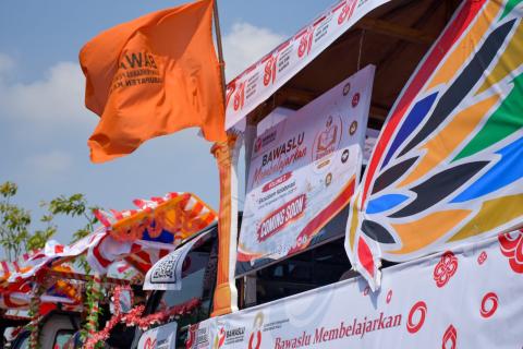 Kenalkan Program “Bawaslu Membelajarkan” Bawaslu Kebumen ikuti karnaval pembangunan