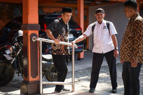 Ketua Sahabat Disabilitas Kebumen Teguh Kuatno Tinjau Fasilitas Aksesibilitas di Bawaslu Kebumen 