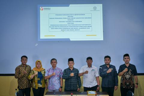 Anggota Bawaslu Kabupaten Kebumen beserta Kepala Sekretariat bersama dengan Sahabat Disabilitas Kebumen