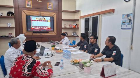 Kordiv P2H Bawaslu Kebumen bersama staff dalam Rapat Singkronisasi PDPB Triwulan 3 Tahun 2026