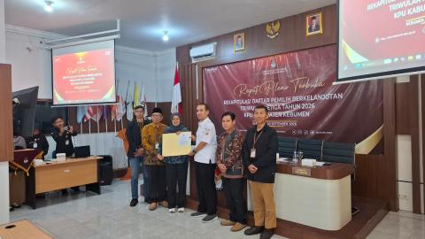 Bawaslu Kebumen menerima Berita Acara Rapat Pleno PDPB Triwulan III Tahun 2026