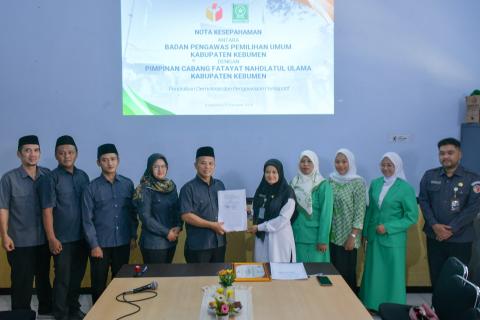 Penyerahan Dokumen MOU antara Bawaslu Kebumen dengan PC Fatayat NU Kebumen