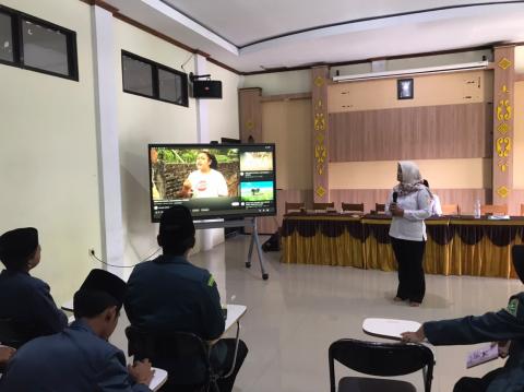 Eka Rohmawati, S.H Kordiv Hukum dan Penyelesaian Sengketa menjadi narasumber dalam kegiatan Workshop Kepemiluan di SMK Ma'arif 5 Gombong