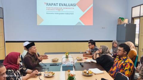 Ketua Bawaslu Kebumen, memberikan arahan sekaligus membuka rapat.