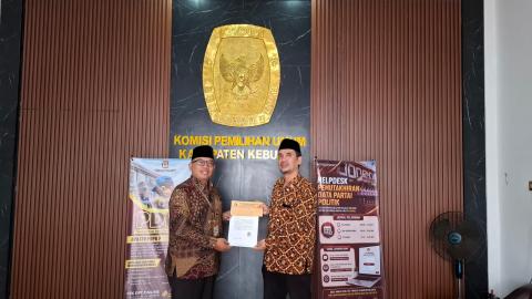 Anggota Bawaslu Kabupaten Kebumen Koordinator Divisi (Kordiv) Pencegahan, Partisipasi Masyarakat, dan Hubungan Masyarakat, Badruzzaman, S.Pd.I., M.I.Pol dan diterima langsung oleh Anggota KPU Kabupaten Kebumen Divisi Perencanaan, Data, dan Informasi, Joko Paripurno, S.Pd.I., M.Pd.I. 