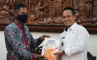 Audiensi Dengan Bupati Kebumen, Bawaslu Serahkan Laporan Penyelenggaraan Pilkada Tahun 2020