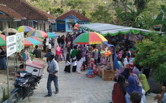 MERIAH, SOSIALISASI BAWASLU DI SADANG DIPENUHI PEDAGANG KECIL