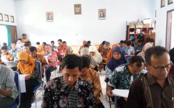 Pengawasan tes tertulis seleksi penerimaan PPS di Kecamatan Pejagoan.