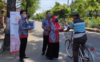 Bawaslu Peduli, Ratusan Masker Dibagikan….