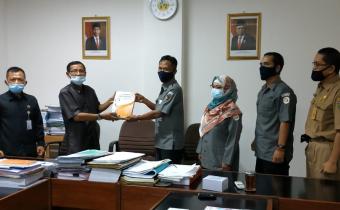 Audiensi Dengan Komisi A DPRD Kabupaten Kebumen, Bawaslu Serahkan Laporan Penyelenggaran Pilkada Tahun 2020