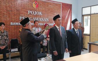 Bawaslu Kabupaten Kebumen Melantik PAW Panwascam Klirong dan Puring