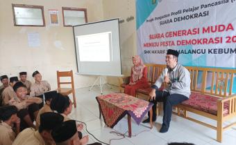 Kenalkan Demokrasi Sejak Dini, Bawaslu Kebumen Mengisi Acara P5 SMK Ma'arif 3 Somalangu