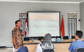 Heru Cahyono saat memberikan materi