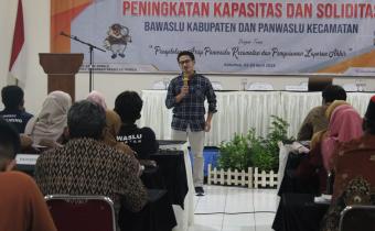 Anggota Bawaslu Kebumen Nurul Ichwan sedang memberikan materi, Selasa 3/4/24