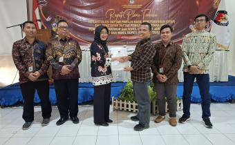 Penyerahan BA Rekapitulasi DPS kepada Ketua Bawaslu Kebumen (kanan) oleh Ketua KPU Kebumen (kiri)