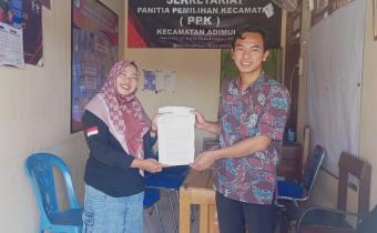 Salah satu Panwaslu Kecamatan di Kebumen menyerahkan imbauan tertulis ke PPK setempat