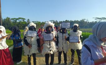 Panwaslu Kecamatan Petanahan mengenakan kostum agar lebih menarik saat melakukan soswatif pada warga