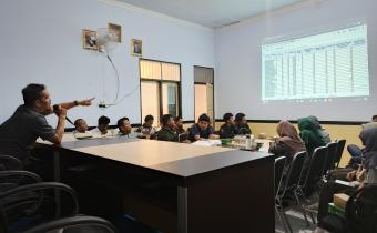 Badruzzaman saat memimpin rapat pengisian AKP