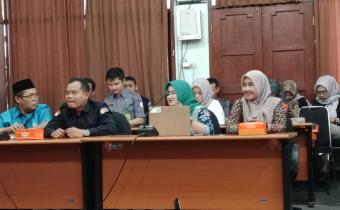 Eka rohmawati saat menghadiri rapat evaluasi