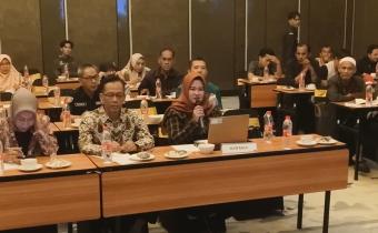 Eka Rohmawati saat menghadiri undangan KPU Kabupaten Kebumen dalam kegiatan Rapat Koordinasi Persiapan Pendaftaran Bakal Calon Bupati dan Wakil Bupati Kebumen dengan Stakeholder dan Partai Politik dalam Pemilihan Tahun 2024 tanggal 24 Agustus 2024 di Ruang Dharmawangsa