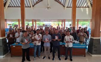 Sesi foto bersama saat peluncurkan Buku 'Pengawas Adhoc Ujung Tombak' Pemilu 2024