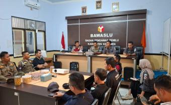 Hari Ini Bawaslu Kebumen Turunkan Alat Peraga Obyek Sengketa