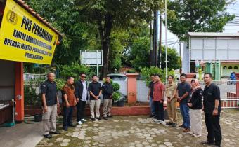 Sesi foto bersama penanaman pohon