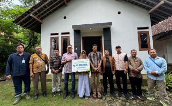 Penyerahan Santunan Kepada Keluarga Pengawas TPS Yang Wafat
