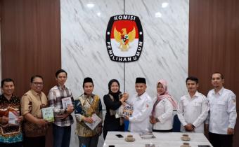 Bawaslu Serahkan 10 Judul Buku untuk Perpustakaan KPU Kebumen