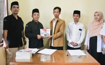 Bawaslu Hibahkan Buku ke MA An Nawawi 03 Kebumen