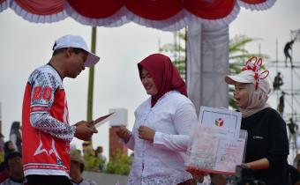 Bawaslu Kebumen Berikan 8 Judul Buku Kepada Bupati Kebumen