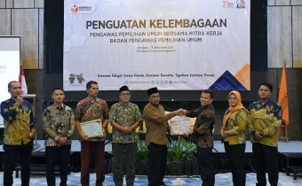 Bawaslu Kebumen Hibahkan Buku-Buku Literasi Demokrasi untuk Perpustakaan 3 Desa