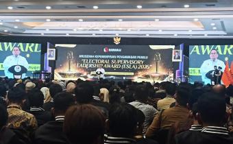Ketua Bawaslu Jateng Raih Penghargaan Kepemimpinan ESLA