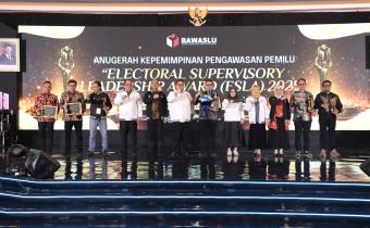 Ketua Bawaslu Jateng Raih Penghargaan Kepemimpinan ESLA