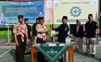 Dorong Peningkatan Literasi Demokrasi, Bawaslu Kabupaten Kebumen serahkan sejumlah Buku ke Perpustakaan SMK Ma’arif 5 Gombong