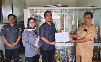 Penyerahkan sertifikat untuk siswa yang mengikuti kegiatan Pendidikan Pengawas Partisipatif (P2P)  SLB Putra Manunggal Gombong
