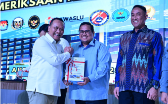 Anggota I BPK Nyoman Adhi Suryadnyana (kiri) bersama Ketua Bawaslu Rahmat Bagja dalam agenda Penyerahan Laporan Hasil Pemeriksaan (LHP) atas Laporan Keuangan Kementerian/Lembaga Tahun 2025 di Auditorium BPK, Selasa (28/7/2026).