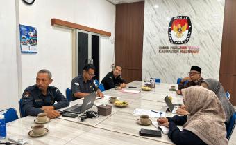 Anggota Bawaslu Kebumen mengikuti Singkronisasi Data dalam Pemutakhiran Data Pemilih Berkelanjutan (PDPB) Triwulan II Tahun 2026 di Aula KPU Kebumen