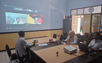 Kordiv PP datin, Kasubbag Hukum Humas Datin dan staff mengikuti zoom sosialisasi Monev KIP Bawaslu RI