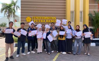Ekspresi mahasiswa UPB peserta kelas penyelesaian sengketa proses pemilu, setelah menerima sertifikat apresiasi.