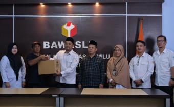 Simbolis serah terima berkas arsip yang akan dimusnahkan