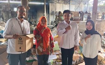 Foto saat pemusnahan arsip di UD Samak Jaya Karton