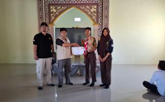 Ketua Bawaslu Kabupaten Kebumen menyerahkan Sertifikat P2P secara langsung kepada Siswa SMK Ma'arif 5 Gombong