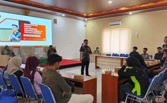 Nurul Ichwan menyampaikan materi dalam Mimbar Dialog UMNU