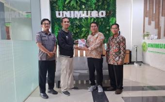 Perkuat Literasi, Bawaslu Kebumen Serahkan Sejumlah Demokrasi Buku Ke Unimugo