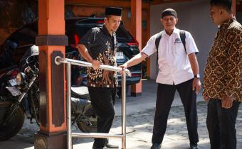 Ketua Sahabat Disabilitas Kebumen Teguh Kuatno Tinjau Fasilitas Aksesibilitas di Bawaslu Kebumen 