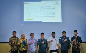Anggota Bawaslu Kabupaten Kebumen beserta Kepala Sekretariat bersama dengan Sahabat Disabilitas Kebumen