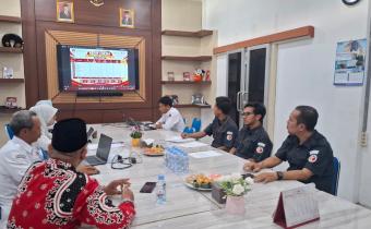 Kordiv P2H Bawaslu Kebumen bersama staff dalam Rapat Singkronisasi PDPB Triwulan 3 Tahun 2026
