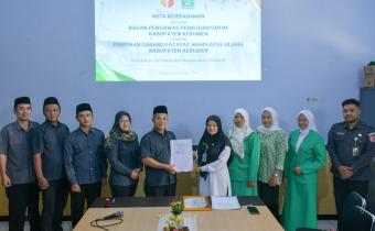 Penyerahan Dokumen MOU antara Bawaslu Kebumen dengan PC Fatayat NU Kebumen